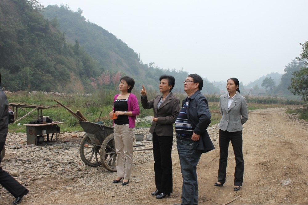 2012年10月12日副县長(cháng)孙明琴和郝传宝检查和了解项目建设情况.jpg