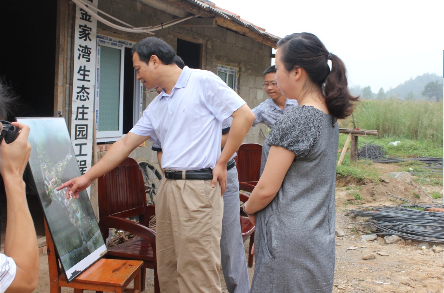 2012年8月常務(wù)副县長(cháng)杨卫华检查和了解项目建设情况.jpg